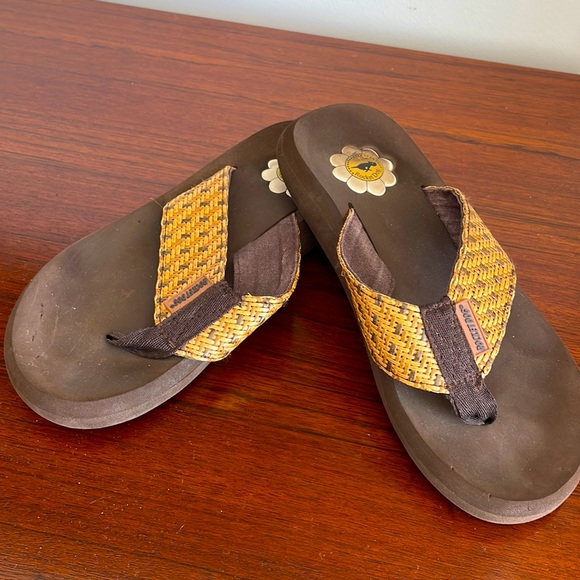 NATURAL COLORS WOVEN FAUX LEATHER FLIP FLOPS - Picture 1 of 5